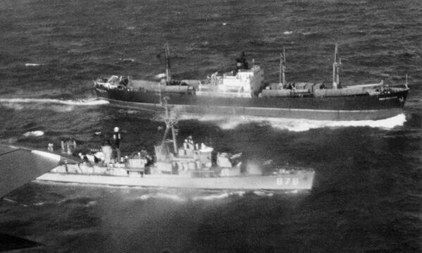 A liderança soviética considerou a presença de navios dos EUA perto de Cuba como ato de &quot;pirataria&quot;.Na foto: um destróier norte-americano bloqueia um navio soviético que saiu de um porto cubano em novembro de 1962. - Sputnik Brasil