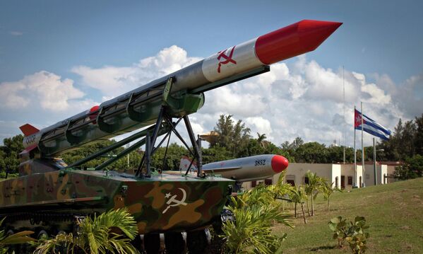 Os acontecimentos de outubro de 1962 ficaram na história como a Crise dos Mísseis de Cuba ou Crise Caribenha. Por duas semanas o mundo esteve à beira da guerra nuclear depois que os americanos souberem da implantação de mísseis soviéticos em Cuba em resposta à instalação de mísseis balísticos dos EUA na Turquia.Na foto: um dos mísseis soviéticos em exposição em Havana. - Sputnik Brasil