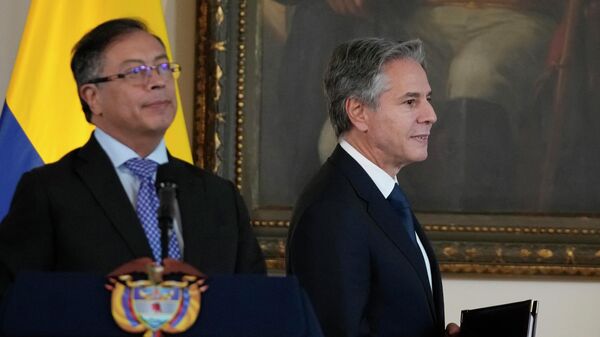 O secretário de Estado Antony J. Blinken, à direita, e o presidente da Colômbia, Gustavo Petro, à esquerda, chegam para uma declaração conjunta no Palácio Presidencial Narino em Bogotá, Colômbia, 3 de outubro de 2022 - Sputnik Brasil