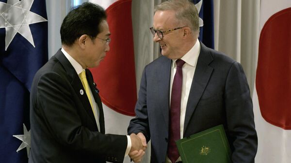 Fumio Kishida e Anthony Albanese, primeiros-ministros do Japão e da Austrália, respetivamente, apertam as mãos durante cerimônia de assinatura de acordos bilaterais e uma declaração conjunta em Perth, Austrália, 22 de outubro de 2022 - Sputnik Brasil
