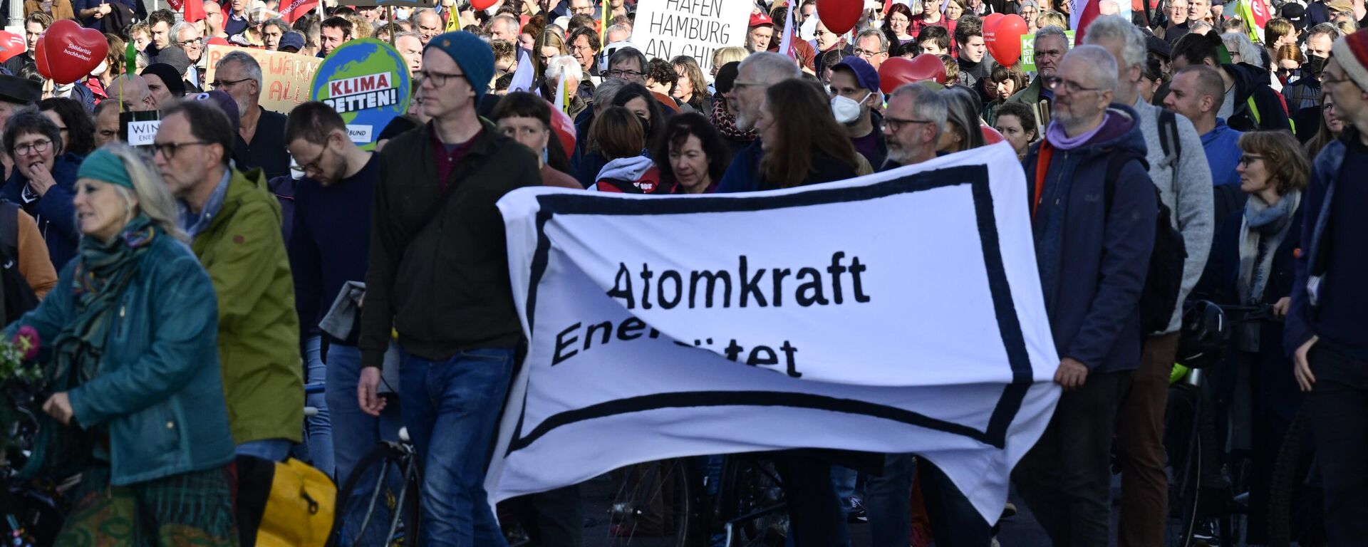 Pessoas marcham durante uma manifestação convocada por associações sociais, sindicatos e organizações ambientalistas sob o lema 'Solidário através da crise - criar seguridade social e acabar com a dependência de combustíveis fósseis', em 22 de outubro de 2022 em Berlim. - Sputnik Brasil, 1920, 22.10.2022