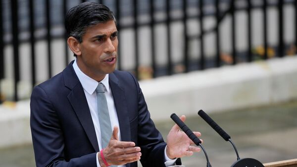 Rishi Sunak fala em Downing Street, sede do governo britânico, em seu primeiro dia como primeiro-ministro. Londres, 25 de outubro de 2022 - Sputnik Brasil