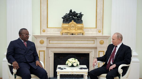 O presidente russo, Vladimir Putin, ouve o presidente da Guiné-Bissau, Umaro Sissoco Embalo, durante uma reunião, em Moscou, 25 de outubro de 2022 - Sputnik Brasil