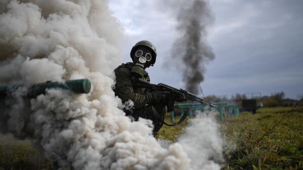 Soldado russo com máscara de gás - Sputnik Brasil