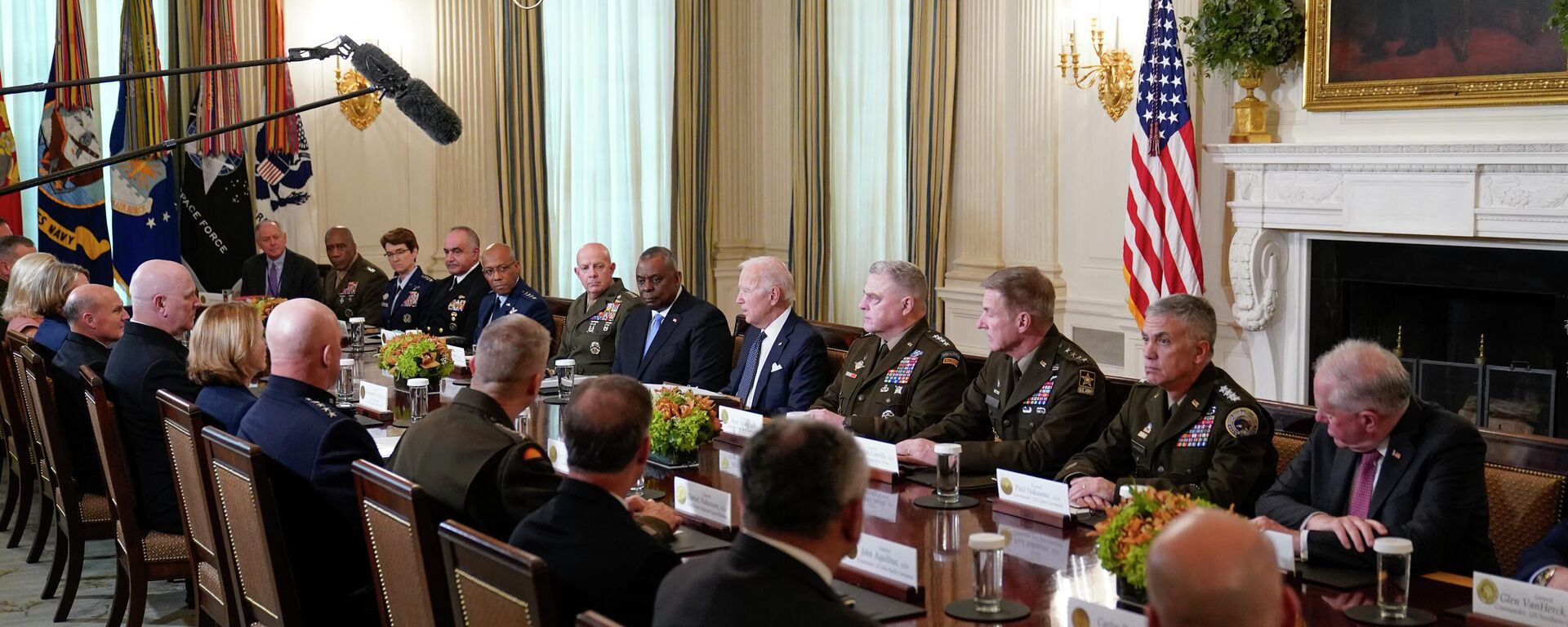 O presidente Joe Biden se reúne com líderes militares no State Dining Room da Casa Branca em Washington, 26 de outubro de 2022 - Sputnik Brasil, 1920, 26.10.2022