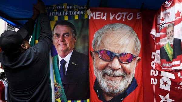 Homem pendura toalhas do presidente brasileiro, Jair Bolsonaro (PL), e do ex-presidente Luiz Inácio Lula da Silva (PT), em São Paulo, Brasil. 19 de outubro de 2022 (foto de arquivo). - Sputnik Brasil