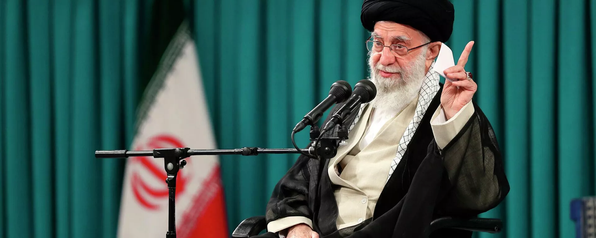 O líder supremo do Irã, aiatolá Ali Khamenei, fala em reunião com grupo de estudantes, em Teerã, no Irã, em 19 de outubro de 2022 (foto divulgada pelo site oficial do escritório do líder supremo iraniano) - Sputnik Brasil, 1920, 08.02.2025