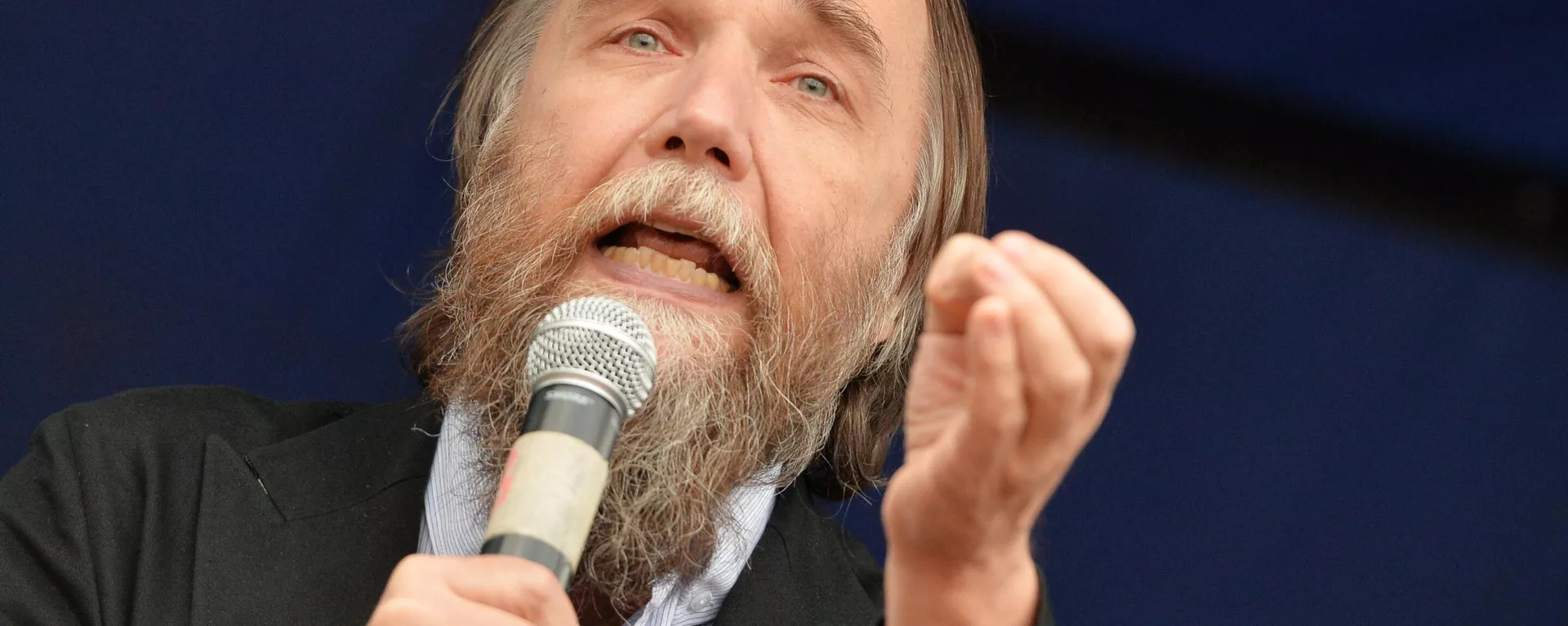 Filósofo russo Aleksandr Dugin durante ato em favor da população do Donbass, em Moscou, Rússia (foto de arquivo) - Sputnik Brasil, 1920, 22.01.2025