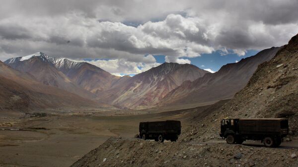 Na foto, caminhões do Exército Indiano se deslocam perto do lago Pangong Tso, perto da fronteira da Índia com a China, na área de Ladakh, na Índia, 14 de setembro de 2017 - Sputnik Brasil