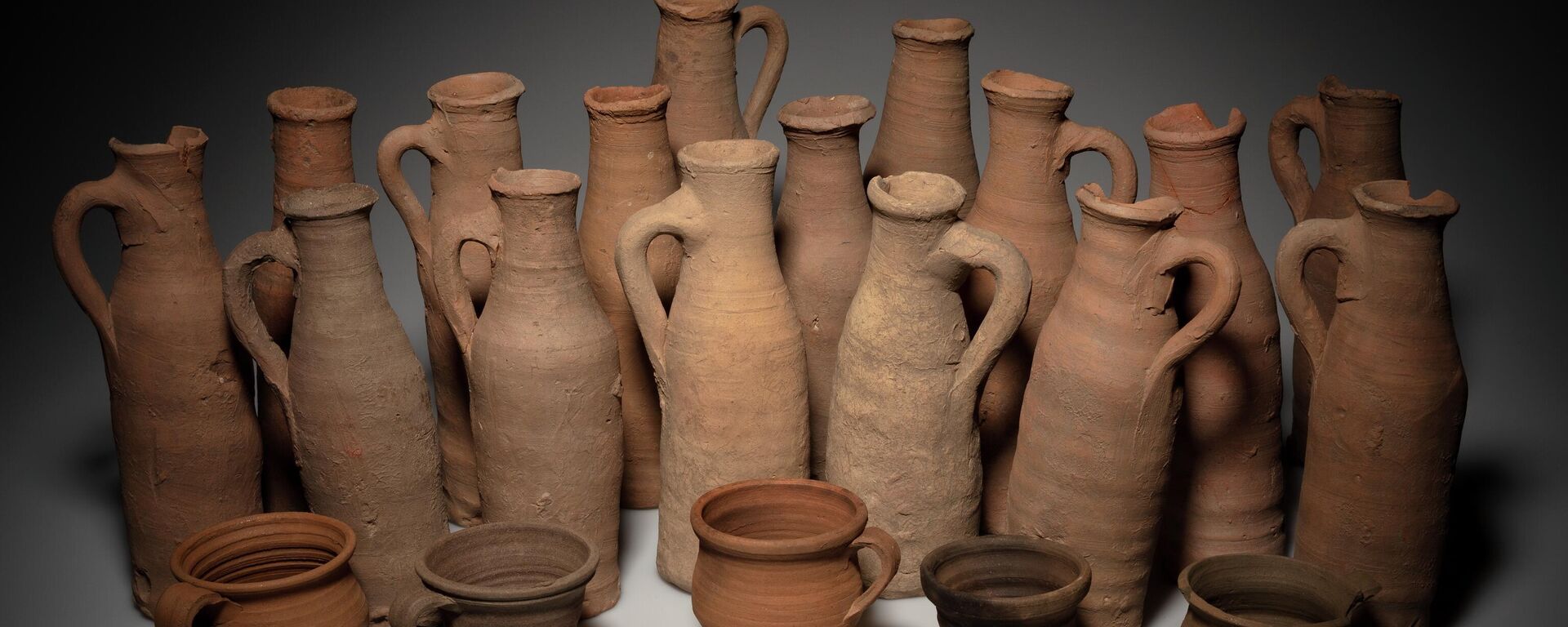 Jarros e xícaras encontrados durantes as escavações no local do bairro bizantino na antiga cidade de Éfeso, situada na Turquia - Sputnik Brasil, 1920, 18.10.2025