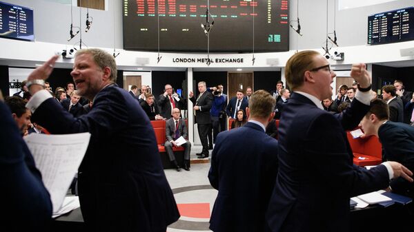 Traders operando no pregão aberto da nova London Metal Exchange (LME, na sigla em inglês) no centro de Londres, 18 de fevereiro de 2016 - Sputnik Brasil