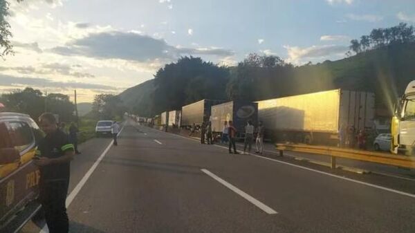 Caminhoneiros apoiadores de Bolsonaro fecham os dois sentidos da Via Dutra, no Rio de Janeiro - Sputnik Brasil