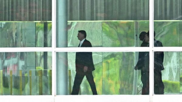 O presidente brasileiro, Jair Bolsonaro (ao centro), caminha até o Palácio da Alvorada, em Brasília (DF), em 31 de outubro de 2022, um dia após o segundo turno das eleições presidenciais - Sputnik Brasil