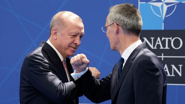 O secretário-geral da OTAN Jens Stoltenberg (D) cumprimenta o presidente da Turquia, Recep Tayyip Erdogan, para cúpula da Organização do Tratado do Atlântico Norte (OTAN) durante o período de pandemia de COVID-19 na sede da aliança em Bruxelas, 14 de junho de 2021 - Sputnik Brasil