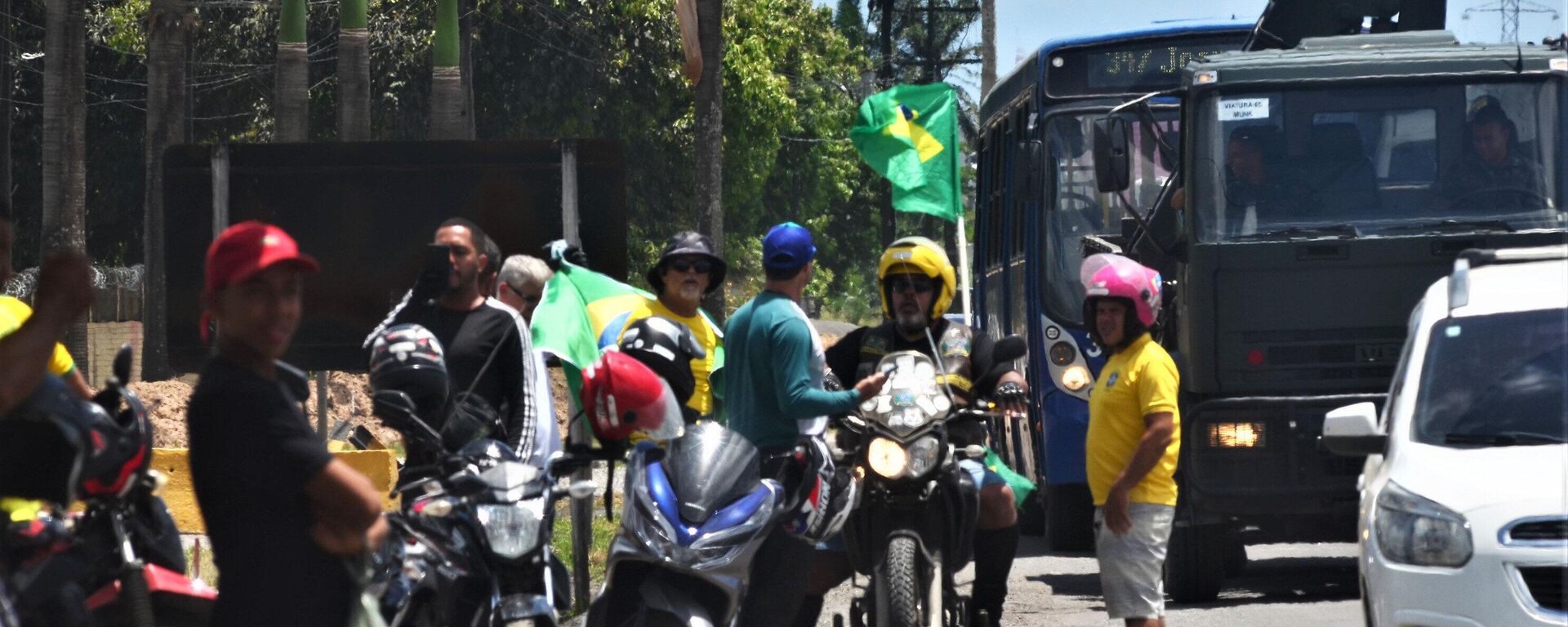 Caminhoneiros fecham a BR-232, rodovia que liga a capital a cidades como Caruaru e Salgueiro, em 1º de novembro de 2022 (foto de arquivo).  - Sputnik Brasil, 1920, 04.11.2022