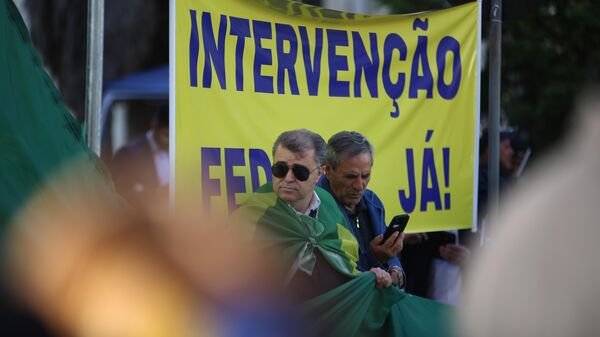 Eleitores do presidente brasileiro, Jair Bolsonaro (PL), acompanham, durante protestos, discurso do presidente derrotado nas eleições de 2022. Porto Alegre (RS), 1º de outubro de 2022 - Sputnik Brasil