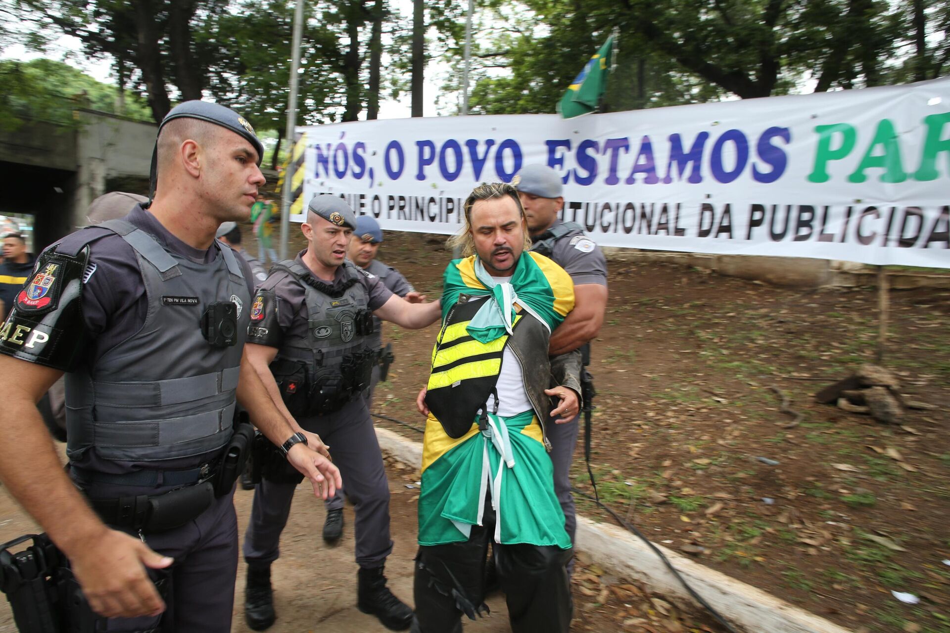 Apoiador do presidente brasileiro, Jair Bolsonaro (PL), é imobilizado pela Polícia Militar durante bloqueio na Ponte das Bandeiras, em São Paulo (SP), em protesto contra a vitória eleitoral de Luiz Inácio Lula da Silva (PT), em 1º de outubro de 2022 - Sputnik Brasil, 1920, 01.11.2022