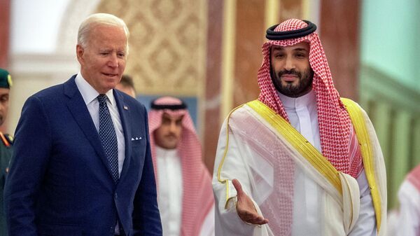 Nesta foto divulgada pelo Palácio Real Saudita, o príncipe herdeiro saudita Mohammed bin Salman (D) recebe o presidente Joe Biden em sua chegada ao palácio Al-Salam em Jeddah, Arábia Saudita, 15 de julho de 2022 - Sputnik Brasil