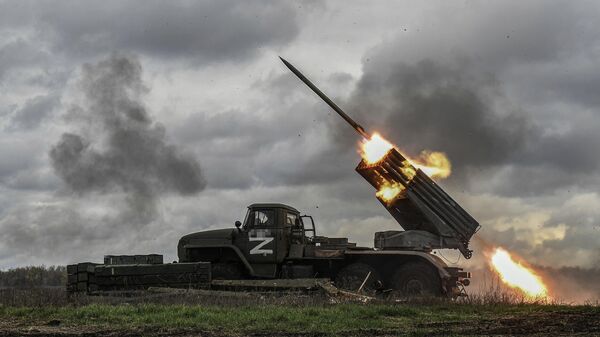 Lançador múltiplo de foguetes BM-21 Grad do Exército russo na região de Zaporozhie - Sputnik Brasil