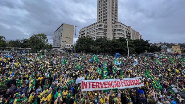 Manifestantes a favor do presidente Jair Bolsonaro (PL) e contra a eleição do ex-presidente Luiz Inácio Lula da Silva (PT) protestam na Praça Duque de Caxias, próximo à Estação Central do Brasil, no Centro do Rio de Janeiro, em 2 de novembro de 2022 - Sputnik Brasil