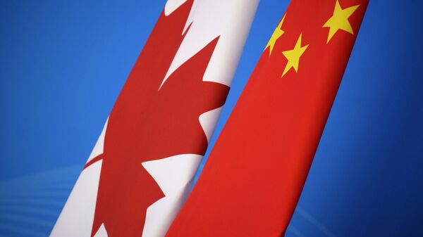 Bandeiras do Canadá e da China são colocadas para o primeiro diálogo de estratégia econômica e financeira China-Canadá em Pequim, China, 12 de novembro de 2018 - Sputnik Brasil