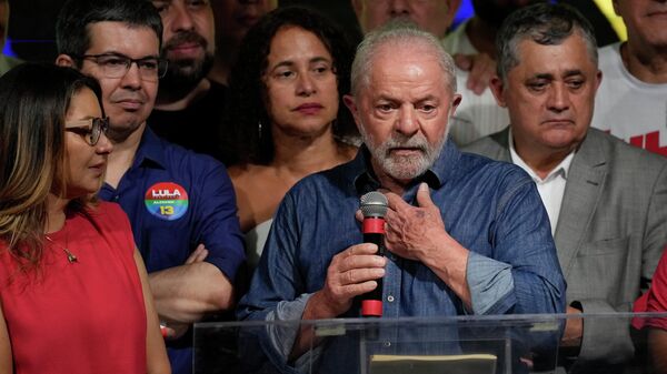 O ex-presidente Luiz Inácio Lula da Silva fala aos apoiadores após a autoridade eleitoral dizer que derrotou o atual presidente Jair Bolsonaro para se tornar o próximo presidente do país, em São Paulo, Brasil,  30 de outubro de 2022 - Sputnik Brasil