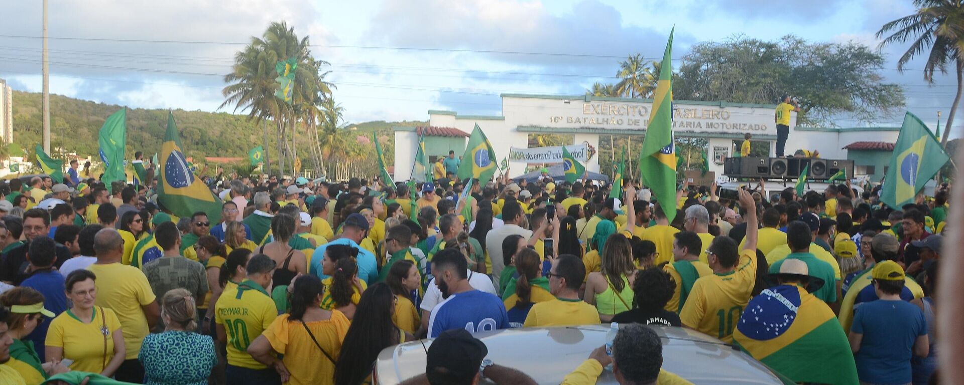 Apoiadores do presidente e candidato derrotado à reeleição, Jair Bolsonaro (PL), participam de um ato golpista em frente ao 16º Batalhão de Infantaria Motorizado do Exército Brasileiro, 2 de novembro de 2022 - Sputnik Brasil, 1920, 24.11.2022