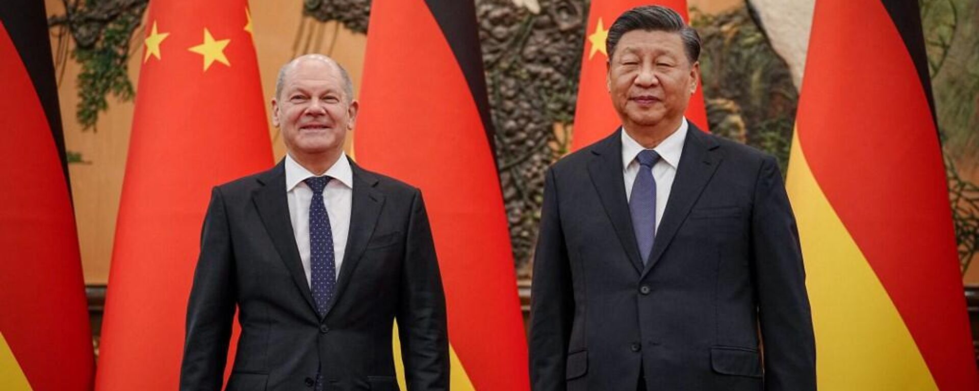 O presidente da China, Xi Jinping, recebe o chanceler da Alemanha, Olaf Scholz, no Grande Salão do Povo, em Pequim, em 4 de novembro de 2022 - Sputnik Brasil, 1920, 04.11.2022