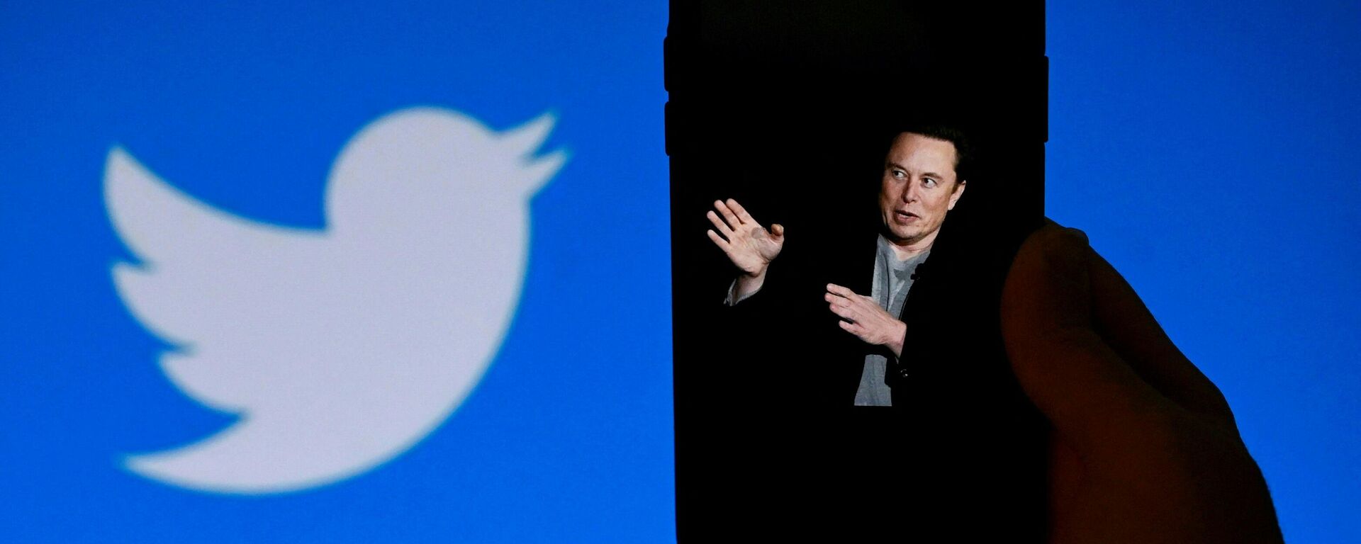 Uma tela de telefone exibe uma foto de Elon Musk com o logotipo do Twitter ao fundo, em Washington, DC, 4 de outubro de 2022 - Sputnik Brasil, 1920, 04.11.2022