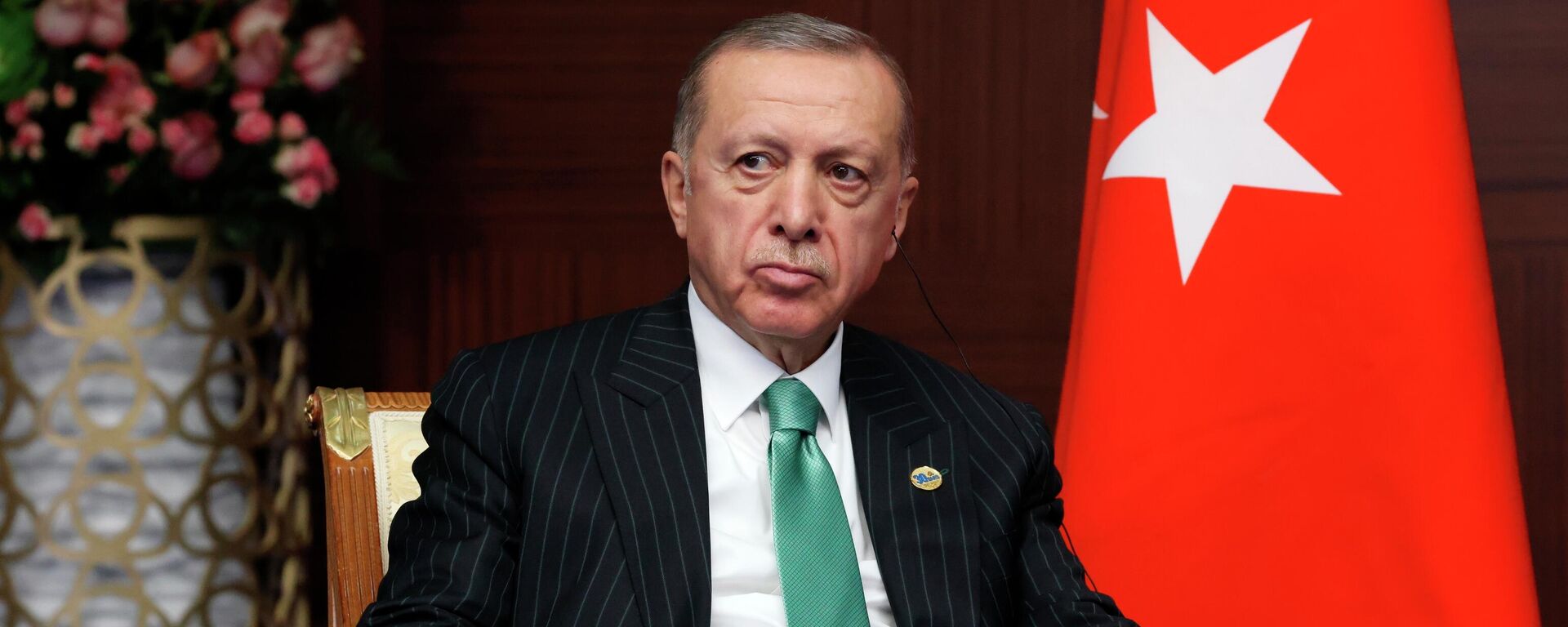 Recep Tayyip Erdogan, presidente da Turquia, ouve Vladimir Putin, seu homólogo da Rússia, em Astana, no Cazaquistão, em 13 de outubro de 2022 - Sputnik Brasil, 1920, 23.01.2023