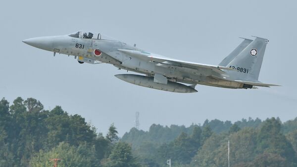 Um F-15J/DJ das Forças de Autodefesa Aérea do Japão decola durante uma cerimônia de revisão aérea na base aérea de Hyakuri da Força de Autodefesa Aérea do Japão em Omitama, província de Ibaraki, 26 de outubro de 2014 - Sputnik Brasil