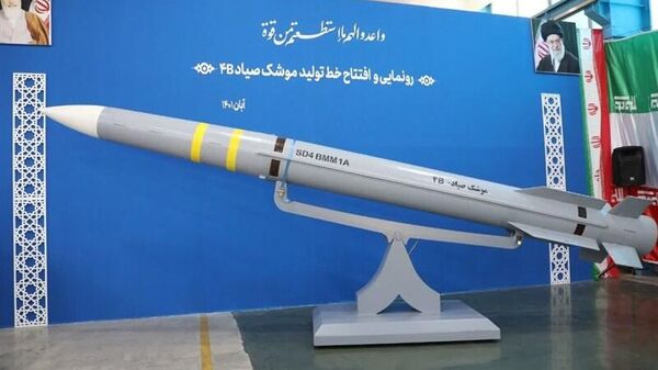 Míssil Sayyad 4B de propelente sólido emparelhado com o Bavar-373, sistema de defesa antiaérea do Irã, mostrado em 6 de novembro de 2022 - Sputnik Brasil