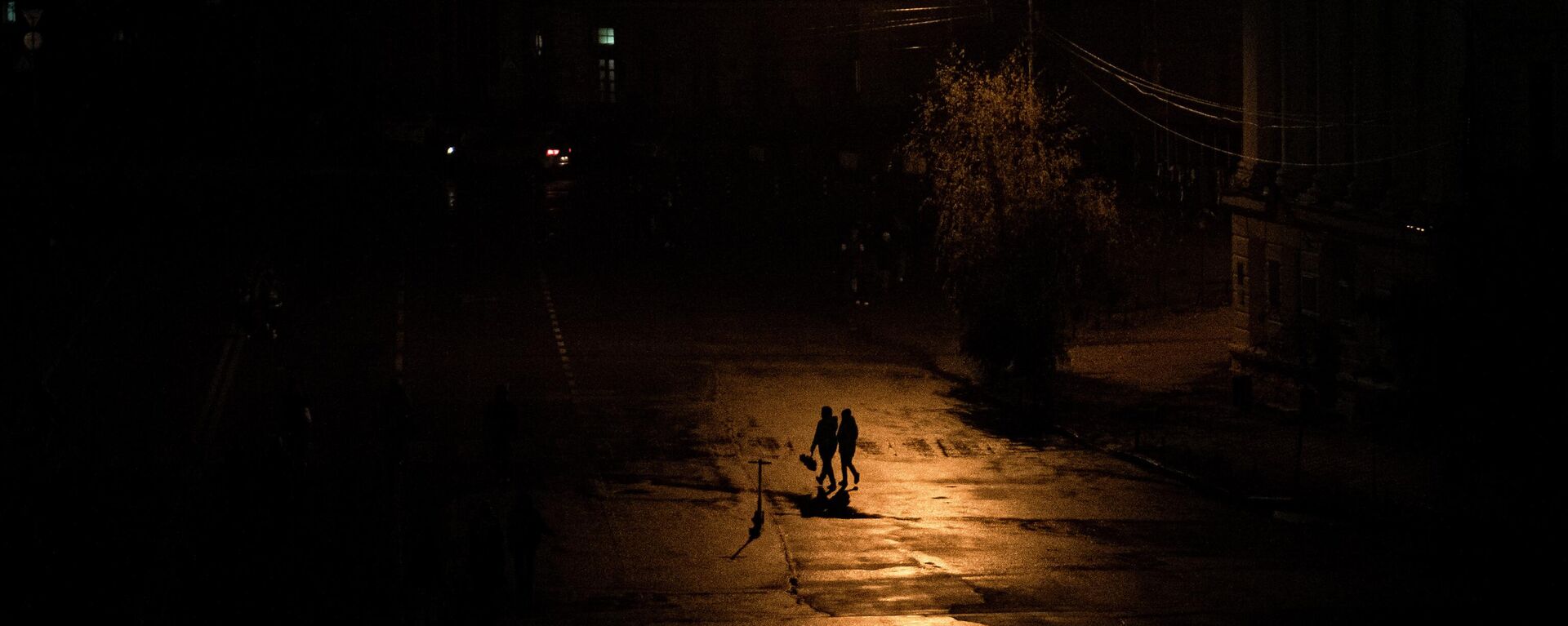 Pessoas caminham em escuro parcial durante blecaute em Kiev, capital da Ucrânia, em 6 de novembro de 2022 - Sputnik Brasil, 1920, 27.11.2022