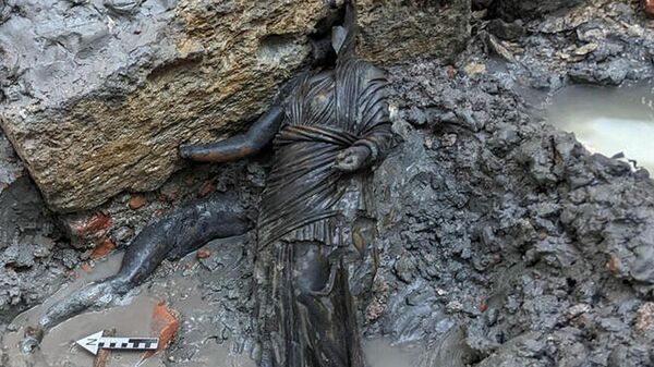 Itália descobre 24 estátuas de bronze antigas em banhos termais - Sputnik Brasil