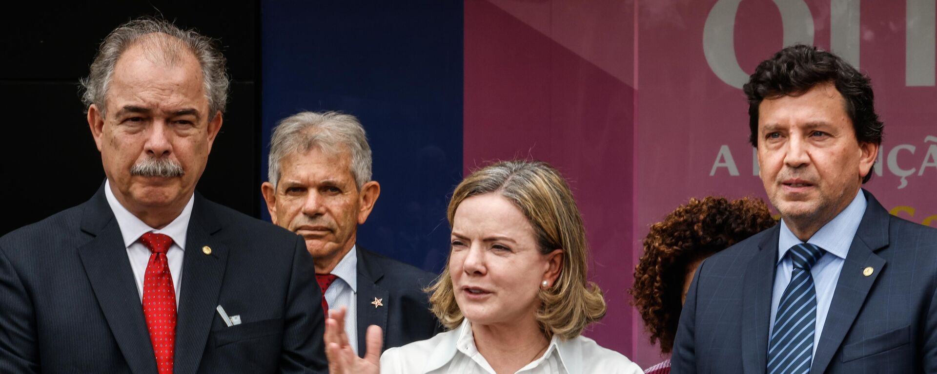 Gleisi Hoffmann, presidente do PT e deputada federal, e o ex-ministro Aloizio Mercadante (à esq.) durante entrevista após visitar o CCBB (Centro Cultural Banco do Brasil), em Brasília (DF), onde trabalhará a equipe do governo de transição - Sputnik Brasil, 1920, 08.11.2022