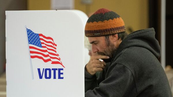 Eleitor preenche cédula na seção de votação de Cold Springs, em Missoula. Montana, 8 de novembro de 2022 - Sputnik Brasil