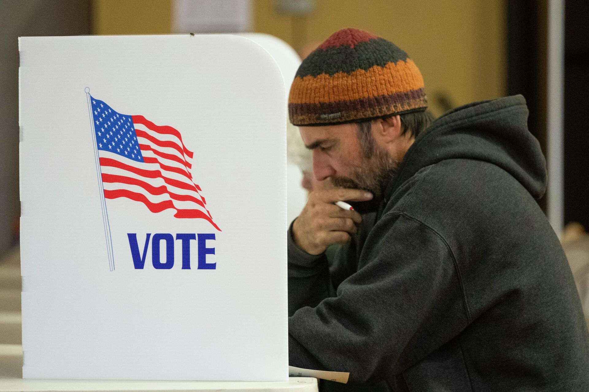 Eleitor preenche cédula na seção de votação de Cold Springs, em Missoula, Montana, em 8 de novembro de 2022 - Sputnik Brasil, 1920, 16.11.2022