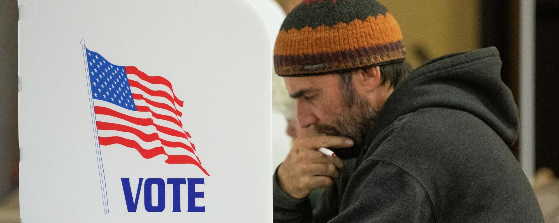 Eleitor preenche cédula na seção de votação de Cold Springs, em Missoula. Montana, 8 de novembro de 2022 - Sputnik Brasil, 1920, 01.07.2024