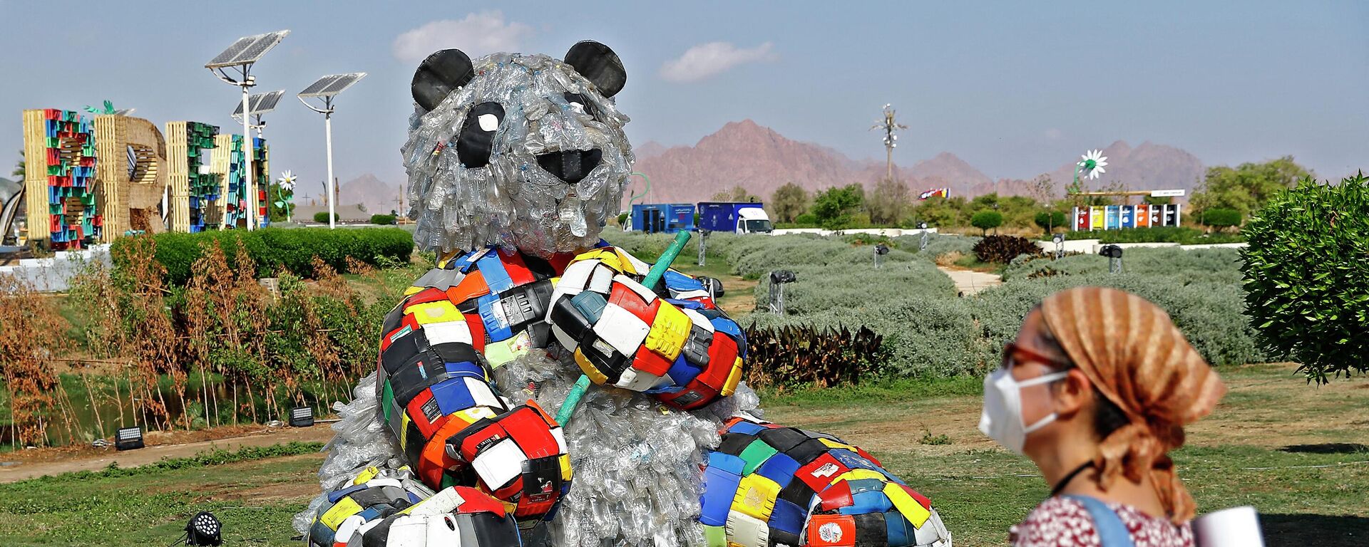 Participante passa por uma obra de arte na Zona Verde durante a COP27 no Centro Internacional de Convenções de Sharm El Sheikh, no Egito, 7 de novembro de 2022 - Sputnik Brasil, 1920, 09.11.2022