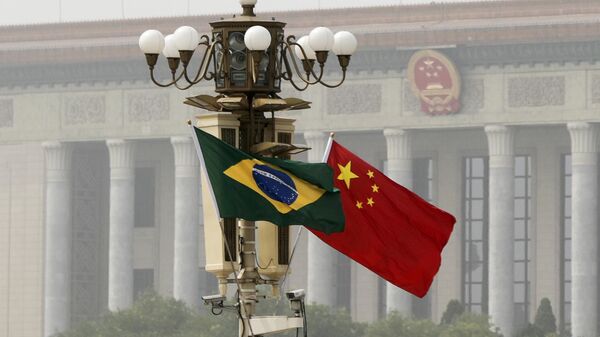 Bandeiras nacionais do Brasil e da China tremulam em frente ao Grande Salão do Povo para a visita do presidente do Brasil Michel Temer em Pequim (foto de arquivo) - Sputnik Brasil
