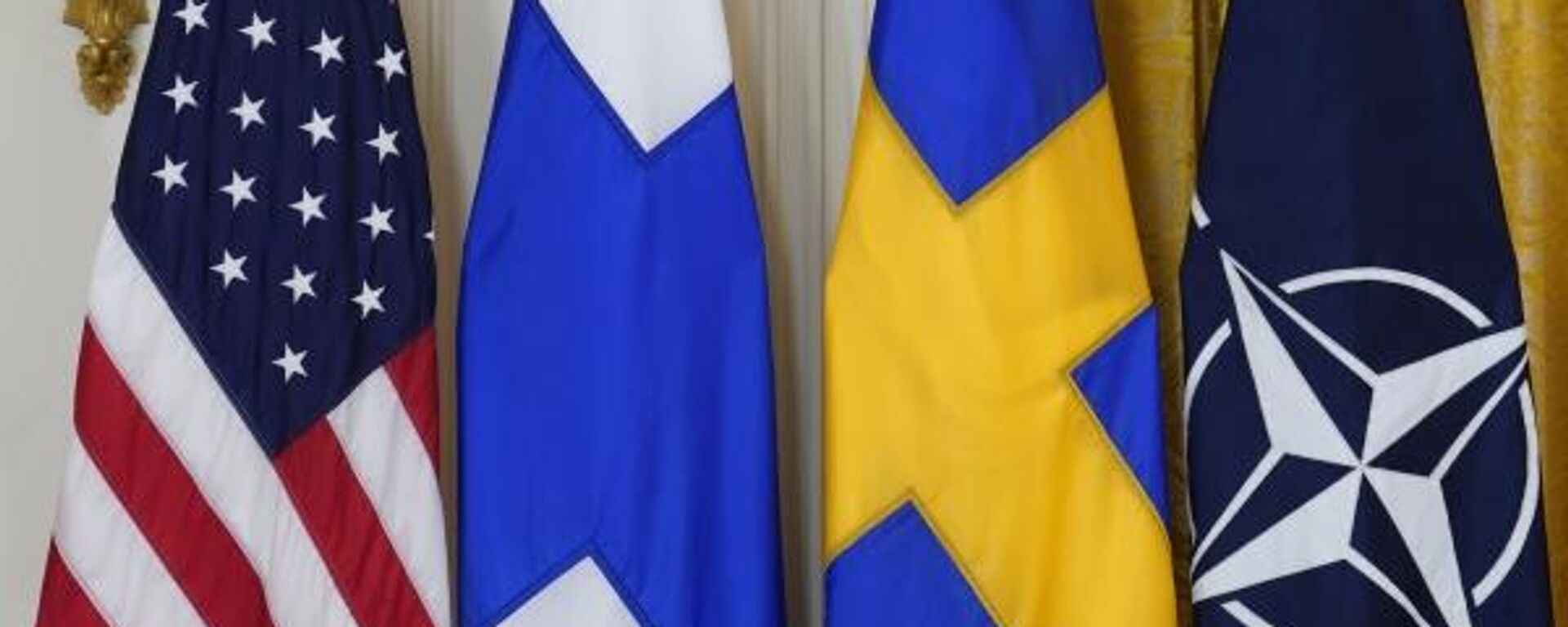 Bandeiras dos EUA, Finlândia, Suécia e da OTAN são retratadas antes da cerimônia de assinatura dos documentos endossando a adesão da Finlândia e da Suécia à OTAN, na Casa Branca, em Washington, Estados Unidos, 8 de novembro de 2022 - Sputnik Brasil, 1920, 04.06.2023