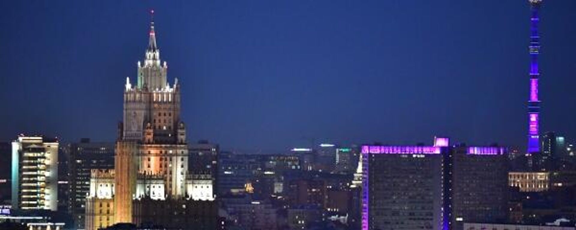 O prédio principal do Ministério das Relações Exteriores da Rússia é fotografado depois que as luzes foram apagadas durante a campanha ambiental da Hora do Planeta em Moscou, Rússia (foto de arquivo) - Sputnik Brasil, 1920, 28.04.2023