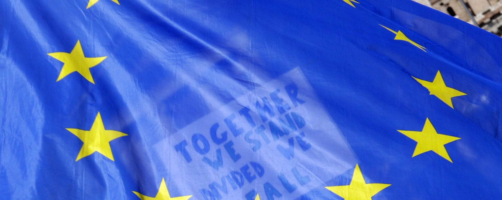 Cartaz de apoio à União Europeia atrás da bandeira do bloco em Roma, na Itália, em 25 de março de 2017 (foto de arquivo) - Sputnik Brasil, 1920, 07.02.2023