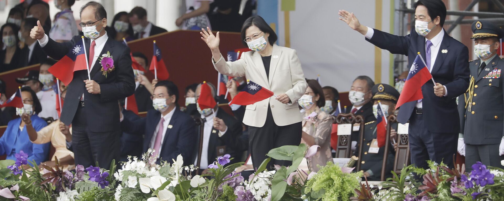 A presidente taiwanesa Tsai Ing-wen, ao centro, o vice-presidente William Lai, à direita, e o presidente do Legislativo, Yu Shyi-kun, comemoram com o público durante as comemorações do Dia Nacional em frente ao prédio presidencial em Taipé, Taiwan, 10 de outubro de 2022 - Sputnik Brasil, 1920, 12.11.2022