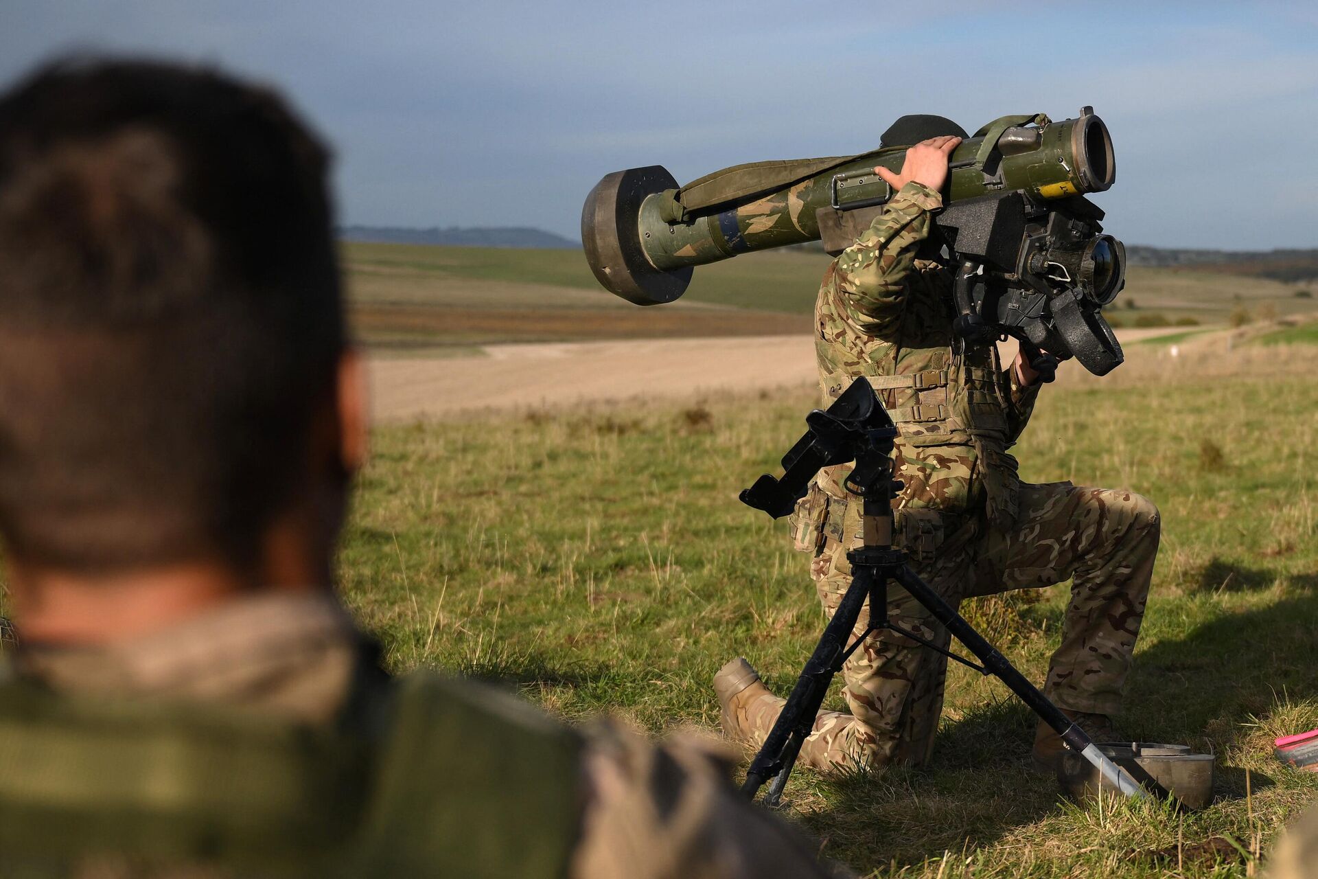 Instrutor das Forças Armadas britânico segura sistema antitanque Javelin durante treinamento de recrutas da Ucrânia perto de Durrington, Inglaterra, Reino Unido, 11 de novembro de 2022 - Sputnik Brasil, 1920, 26.11.2022