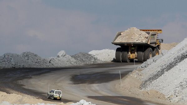 Na foto, um veículo com tração nas quatro rodas segue um grande caminhão de mineração para o topo de uma mina de carvão em Boggabri, perto de Gunnedah, Austrália, 450 quilômetros a noroeste de Sydney, 11 de setembro de 2012 - Sputnik Brasil