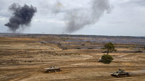 Tanques e veículos blindados durante os exercícios militares Union Courage-2022 Rússia-Belarus no campo de treinamento Obuz-Lesnovsky em Belarus, 19 de fevereiro de 2022 - Sputnik Brasil