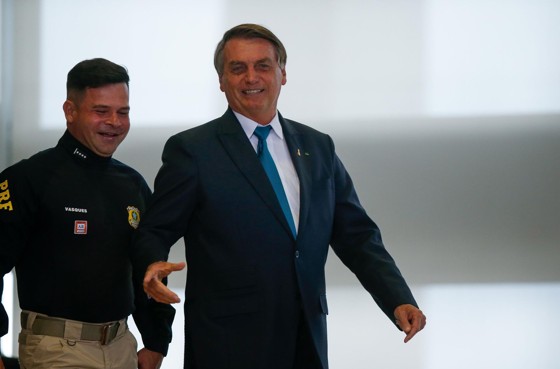 O presidente Jair Bolsonaro (PL) conversa com o diretor-geral da Polícia Rodoviária Federal (PRF), Silvinei Vasques, durante cerimônia em 21 de fevereiro de 2022 - Sputnik Brasil, 1920, 25.11.2022