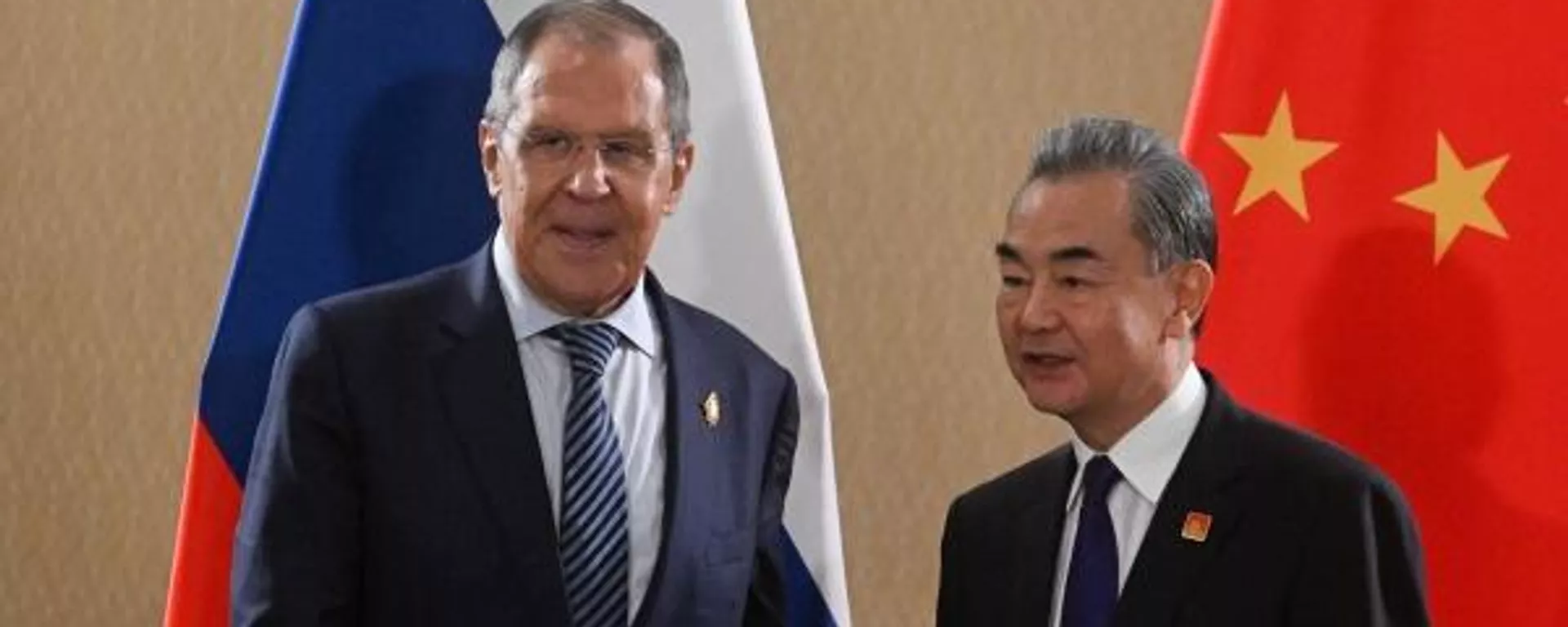 O ministro das Relações Exteriores da Rússia, Sergei Lavrov, e o conselheiro de Estado e ministro das Relações Exteriores da China, Wang Yi, apertam as mãos durante sua reunião à margem da cúpula dos líderes do G20 em Bali, Indonésia, 15 de novembro de 2022 - Sputnik Brasil, 1920, 08.04.2024