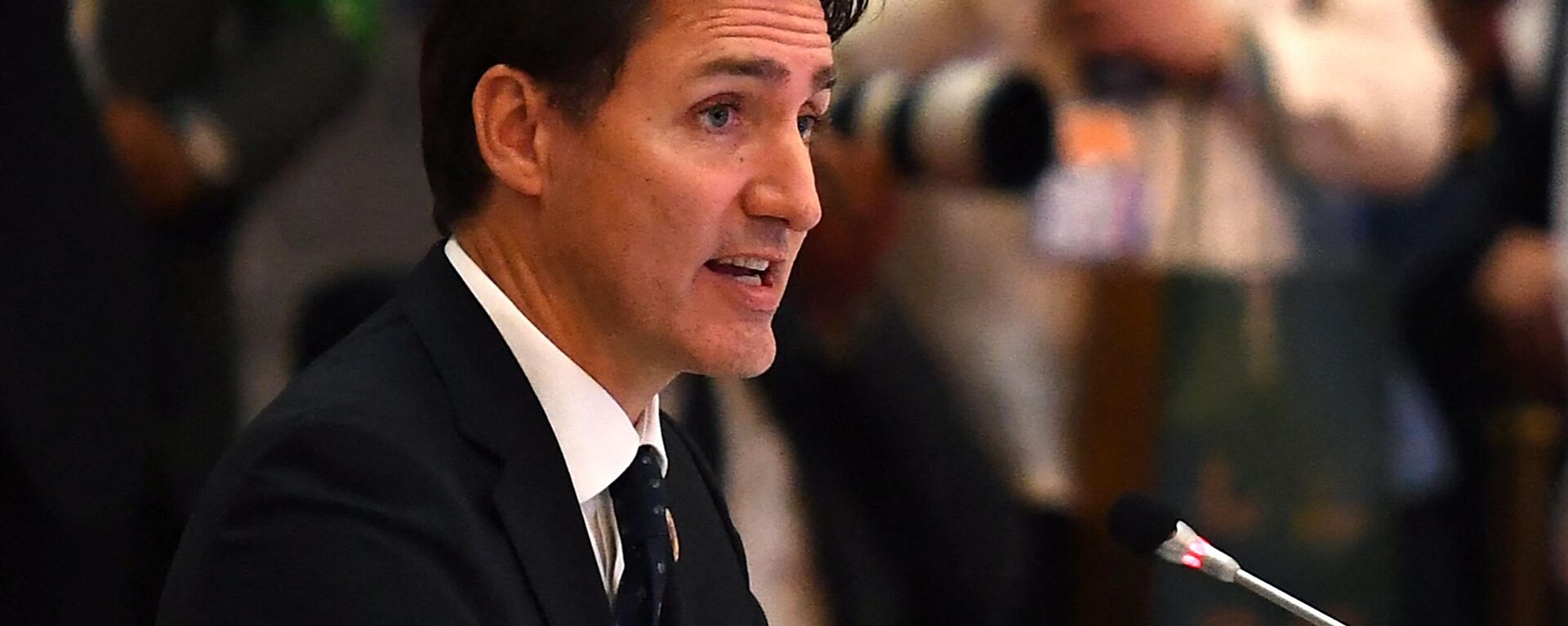 O primeiro-ministro do Canadá, Justin Trudeau, fala durante a Cúpula ASEAN-Canadá como parte das 40ª e 41ª Cúpulas da Associação das Nações do Sudeste Asiático (ASEAN) em Phnom Penh em 12 de novembro de 2022 - Sputnik Brasil, 1920, 15.11.2022